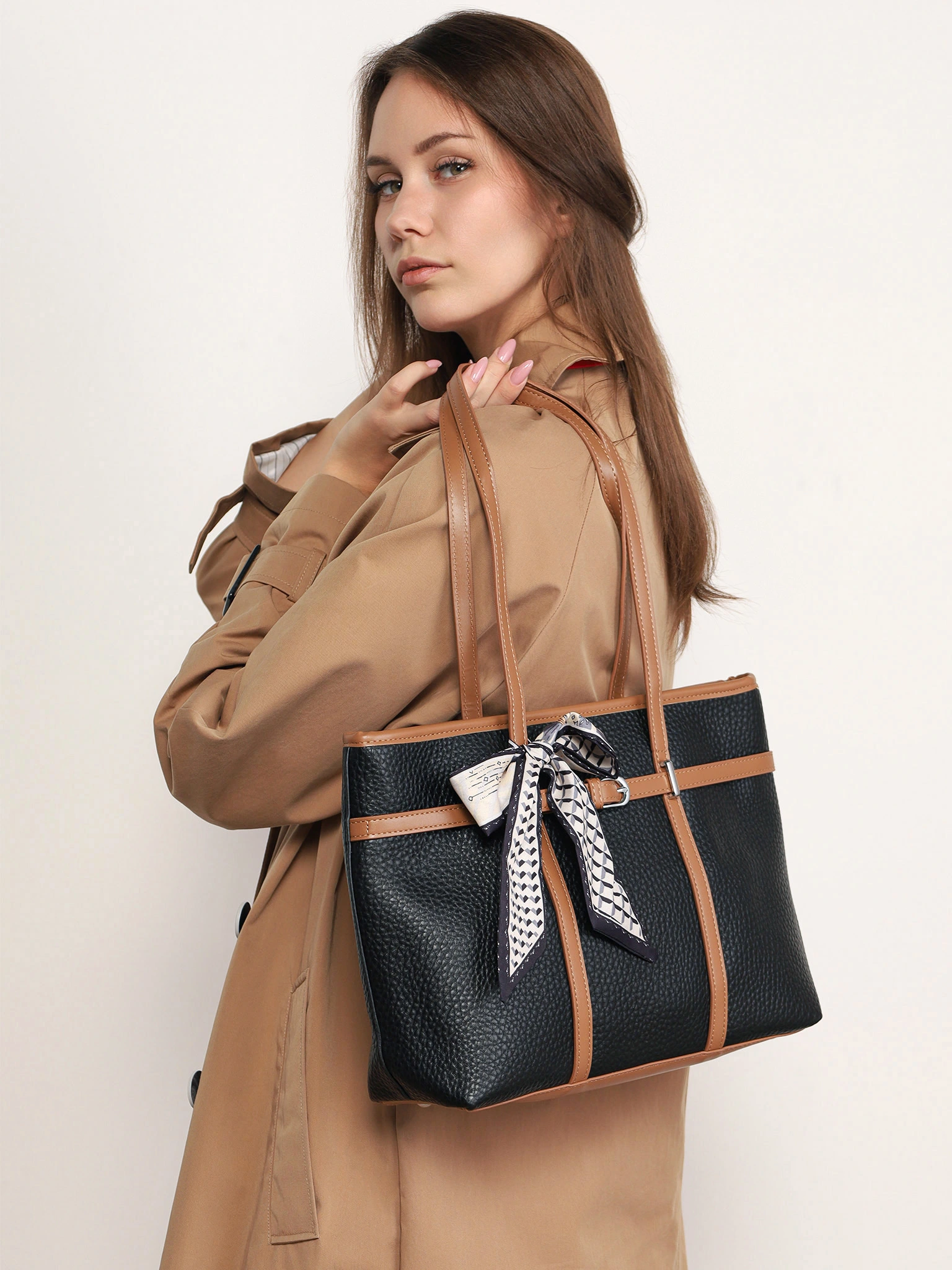 Сумка-тоут с контрастными ручками и ремешком с пряжкой в ассортименте